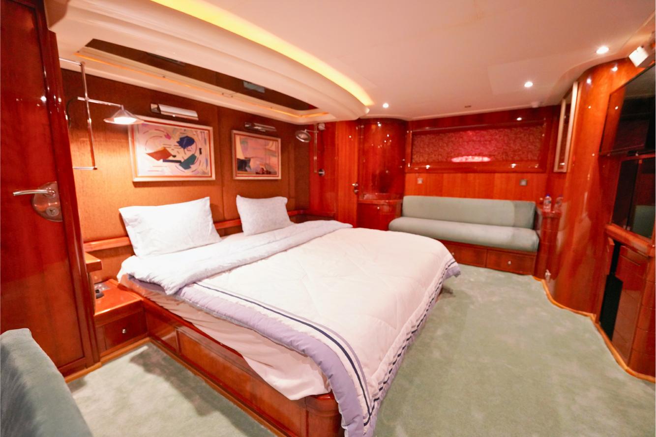 Explorer Goldeon Seafarer 95 Yacht — photo 10