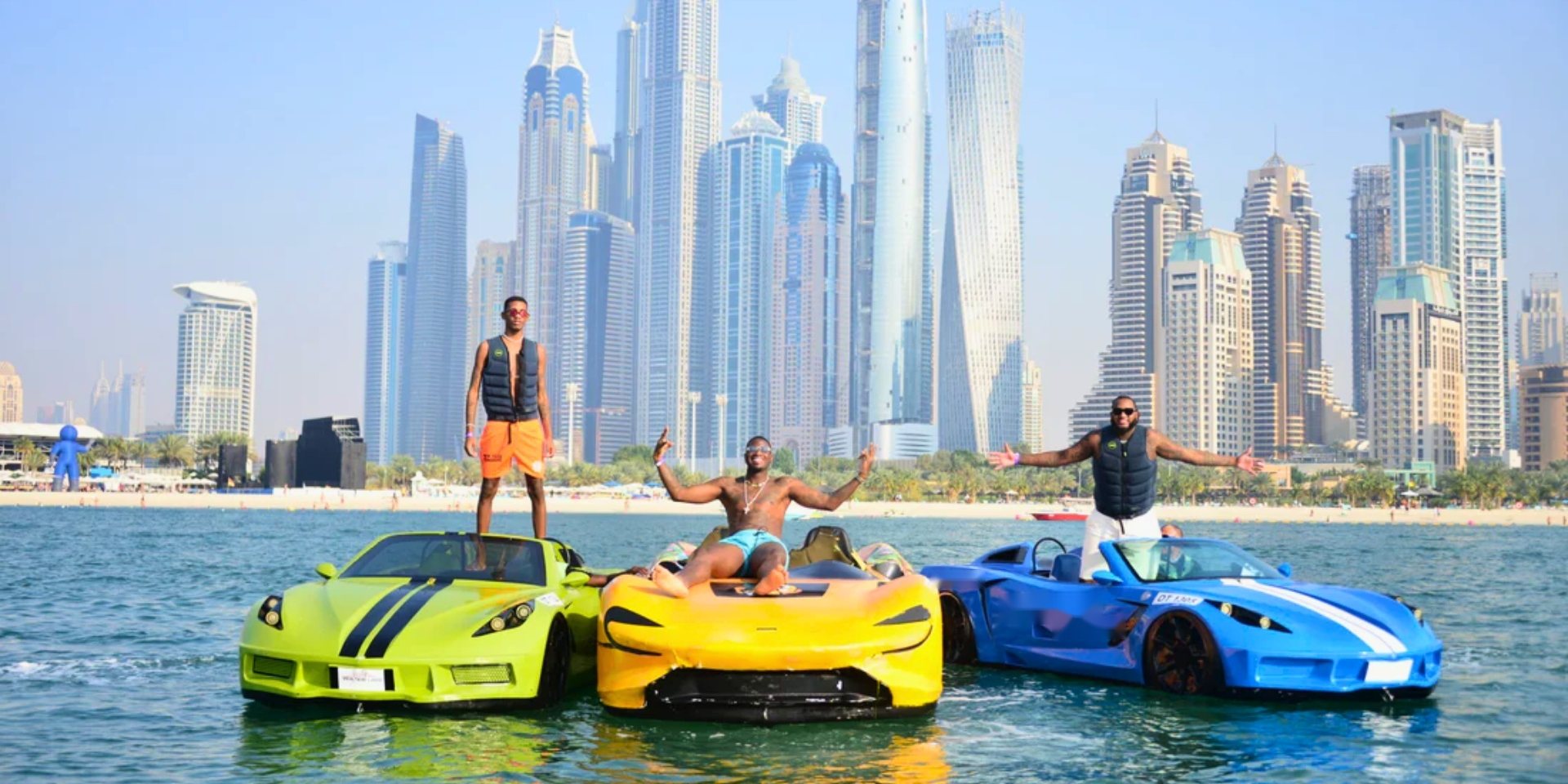 Три джет-кара Gold’s Yacht на воде у пляжа JBR, за ними небоскрёбы Дубай Марины