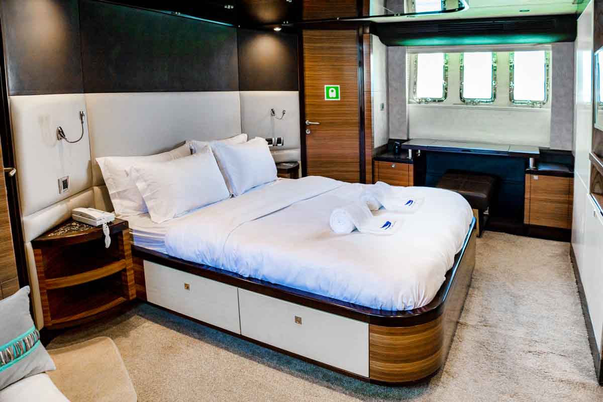 Explorer Goldeon Siren 77 ft. private yacht Dubai
