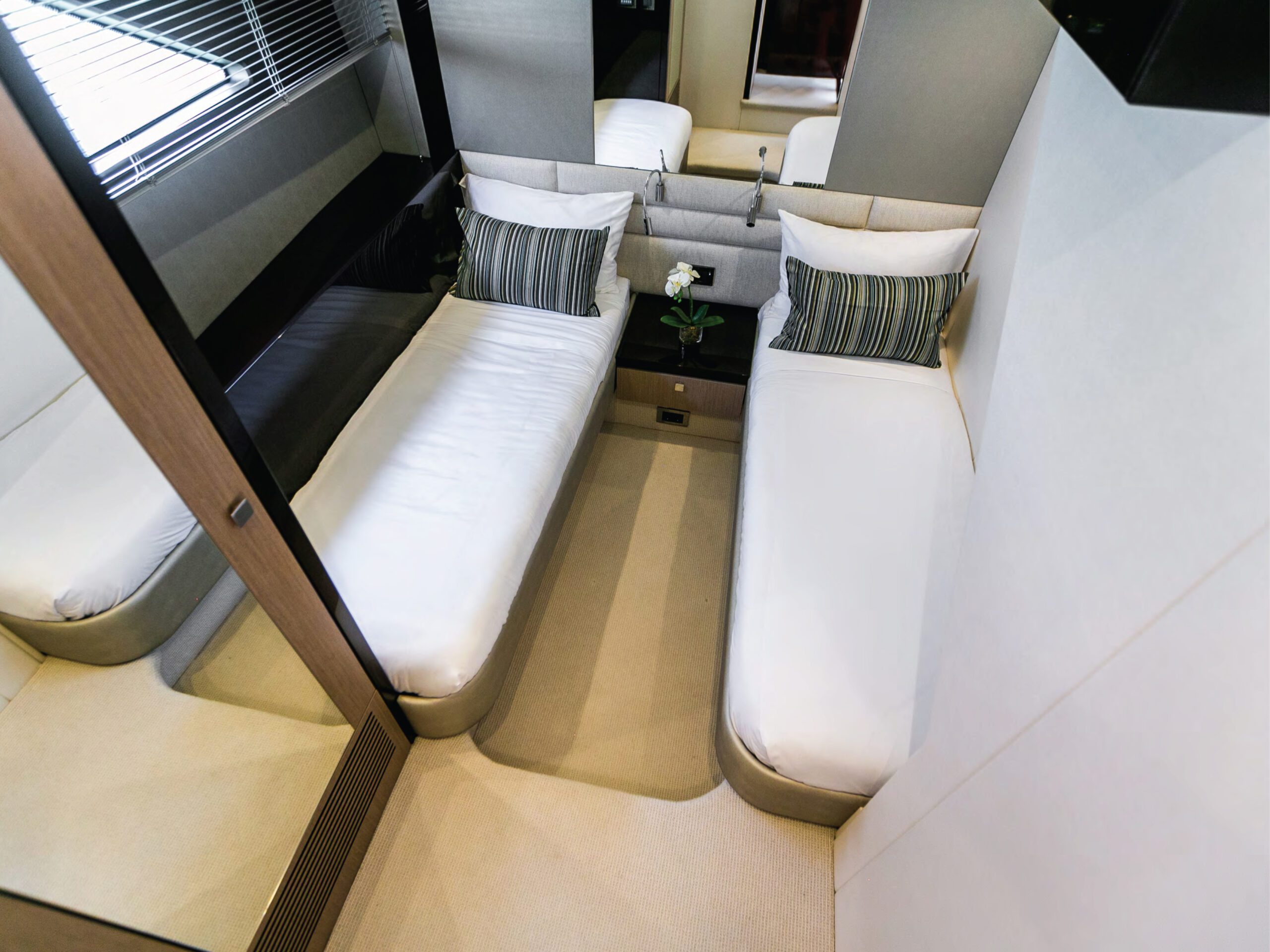 Sunseeker 70 ft. yacht rental Dubai
