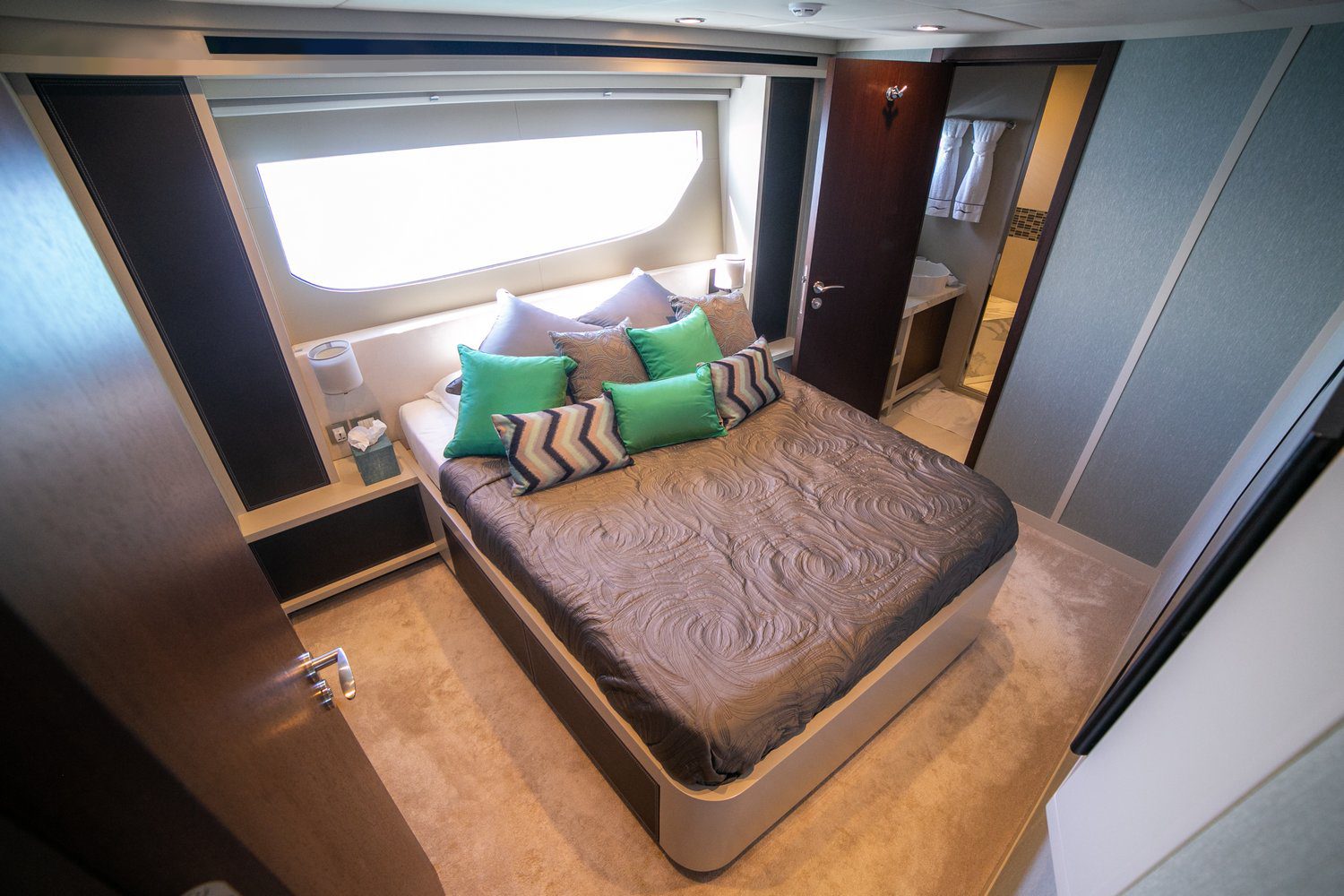 Dolce Vita 105 ft. yacht charter Dubai